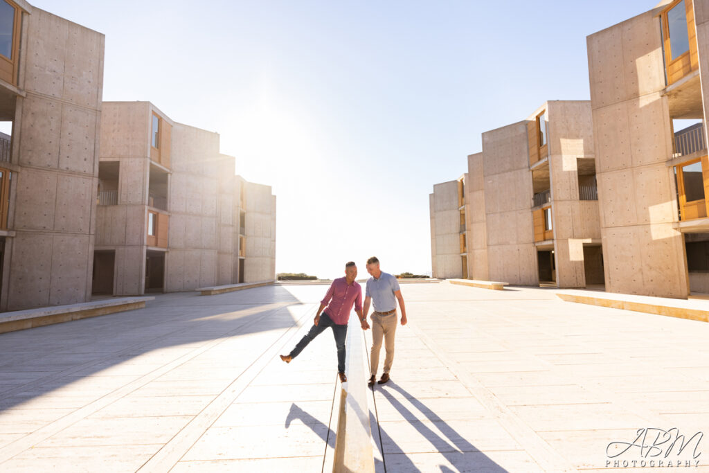01torrey-pines-reserve-engagement-photography-002-1024x683 Salk Institute & Torrey Pines State Reserve | San Diego | Ryan + Viet's Engagement Photography