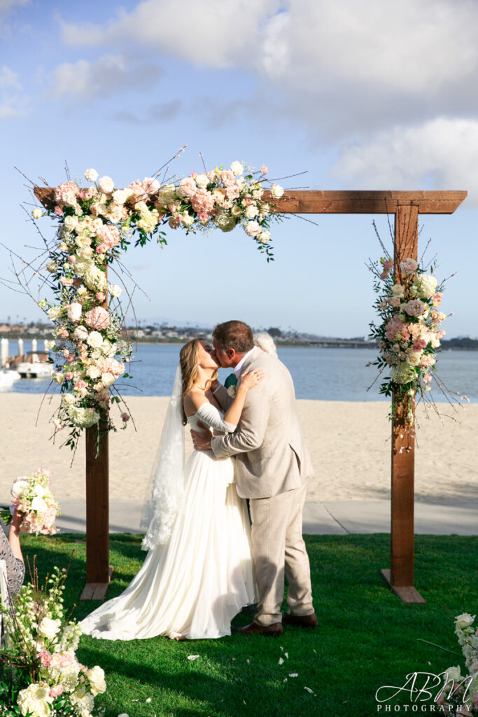 Catamaran-resort-mission-bay-wedding-photography-030-683x1024 Catamaran Resort Hotel and Spa | San Diego | Kateryna + Jeffrey's Wedding Photography